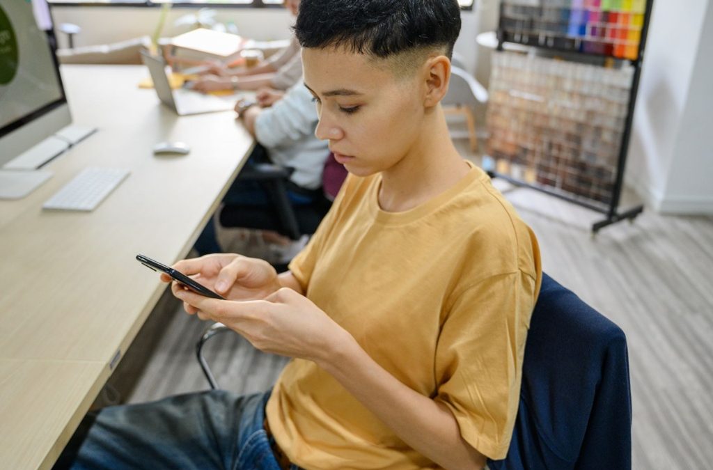 Does Your Business Need a Workplace Distraction Prevention Policy?