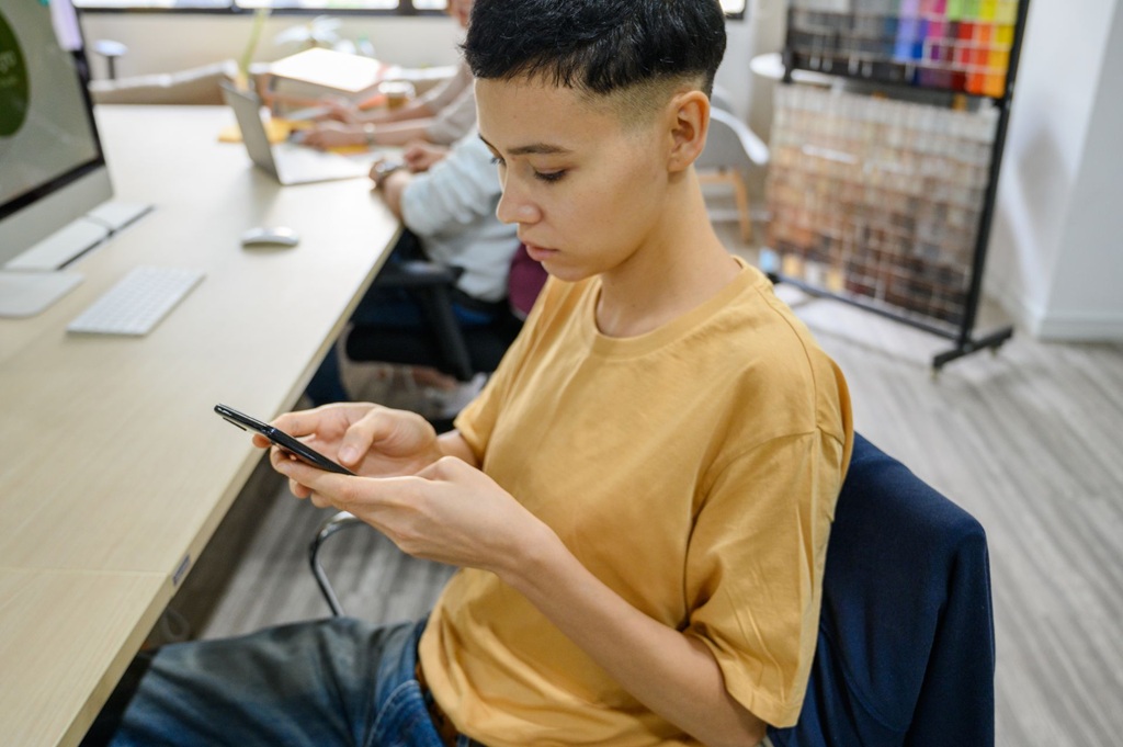Does Your Business Need a Workplace Distraction Prevention Policy?